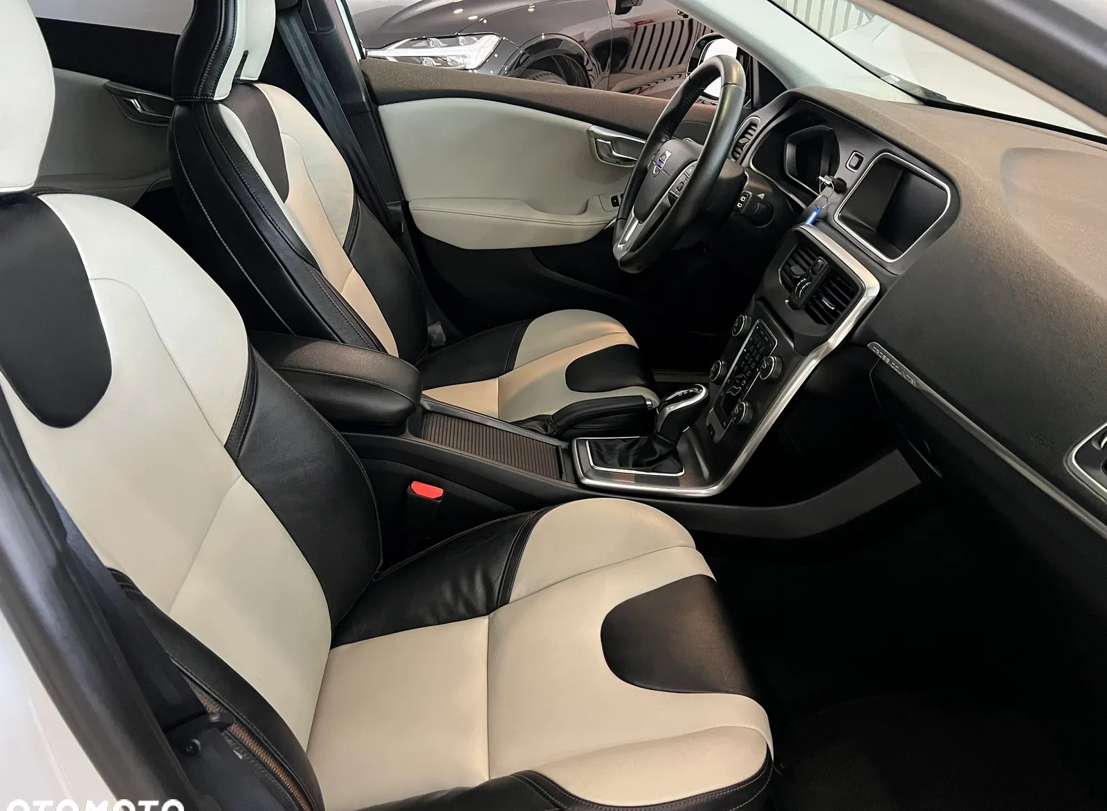 Volvo V40 cena 85900 przebieg: 142000, rok produkcji 2016 z Pilawa małe 562